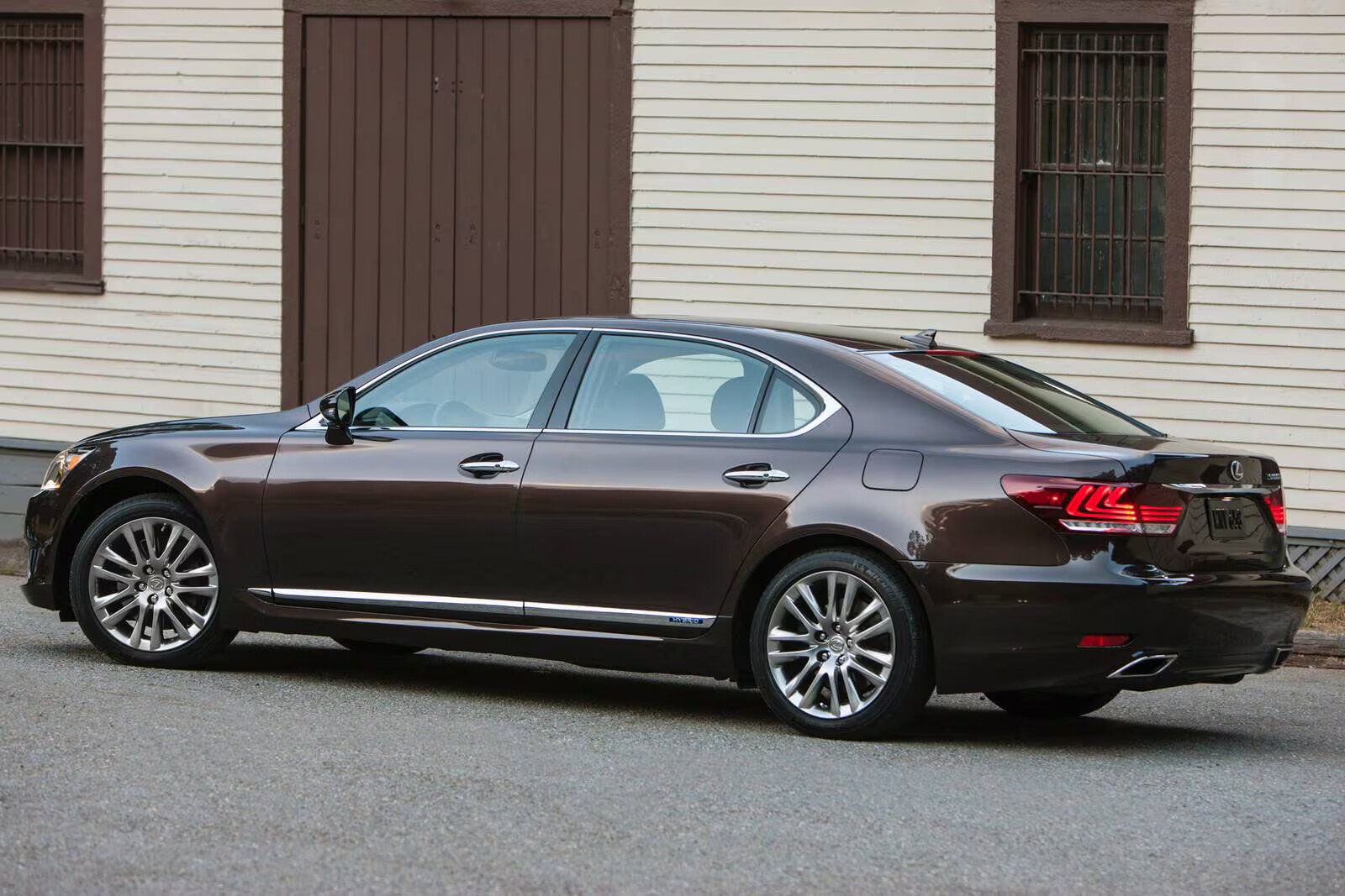 2016_lexus_ls-600h-l_sedan_base_rq_oem_2_1600x1067_converted