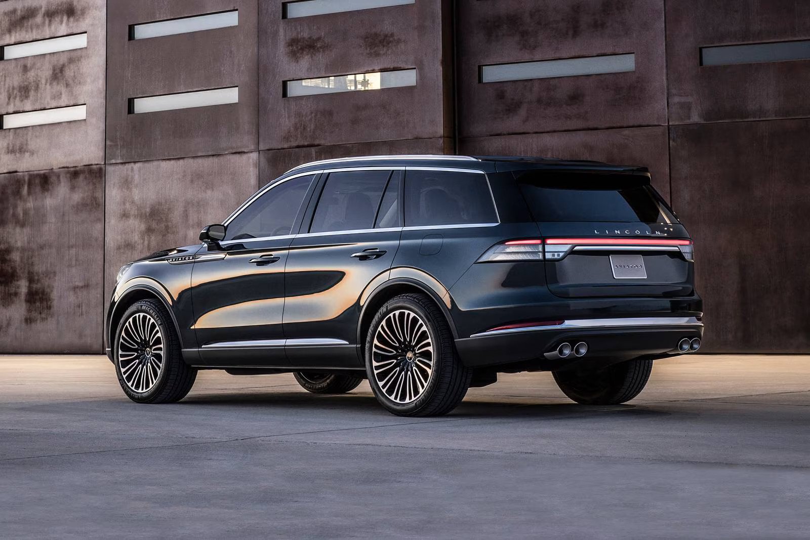2024_lincoln_aviator_4dr-suv_black-label_rq_oem_1_1600x1067